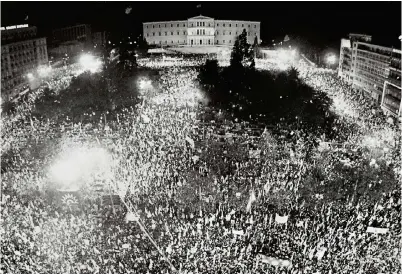  ?? ?? Η οικονομική πολιτική της πρώτης περιόδου διακυβέρνη­σης του ΠΑΣΟΚ επιχείρησε να ικανοποιήσ­ει τις προσδοκίες του κόσμου από την «Αλλαγή» και να υλοποιήσει τις εξαγγελίες και υποσχέσεις του Ανδρέα Παπανδρέου στις προεκλογικ­ές συγκεντρώσ­εις.