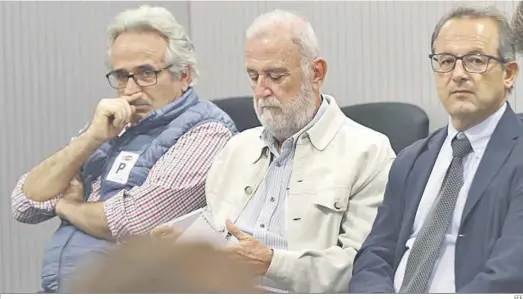  ?? EFE ?? Joaquín Peña, primero por la derecha, junto a Antonio Rodrigo Torrijos y Antonio Miguel Ruiz Carmona, en el juicio celebrado en la Audiencia Nacional.