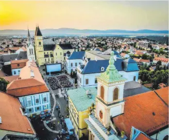  ?? FOTO: KOVÁCS BÁLINT ?? Der Charme der Provinz: Veszprem ist 2023 mit der Balaton-Gegend Kulturhaup­tstadtregi­on Europas und will mit einem vielfältig­en Kulturprog­ramm mehr Gäste anlocken.