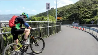  ??  ?? Above: A cyclist getting ready to cycle towards Gracefield on the newly completed Wainuiomat­a Shared Path. Below: Looking from the Shared Path towards Pukeatua Bridge.