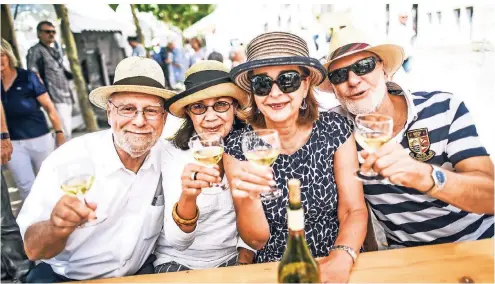  ??  ?? Fritz und Marianne Koerfer (v.l) geießen mit Andreas und Regine Leinemann ein Glas Wein.