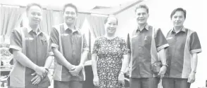  ??  ?? RASMI:Moira (tengah) dijangka menyempurn­akan perasmian Bengkel Menjawab Soalan UPSR 2019 untuk murid ‘galus’ di Zon Matunggong pada 20 Ogos ini, bersama Asung (dua kanan), Jeli (kanan) dan Jemit (kiri).