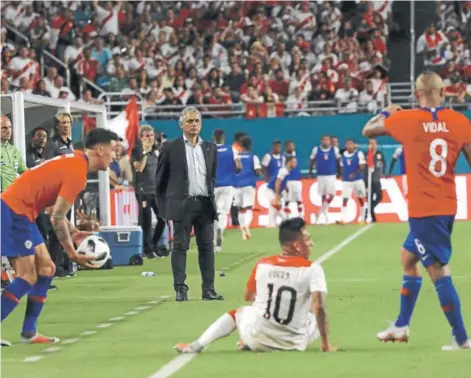  ??  ?? ► Reinaldo Rueda dirige ante Perú, en Miami, su séptimo partido al mando de la selección chilena.