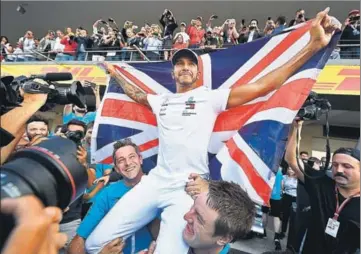  ?? AFP ?? Britain’s Lewis Hamilton celebrates with his Mercedes team after winning the drivers’ world title at the Mexican Grand Prix on Sunday.