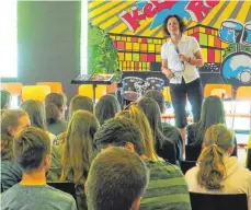  ?? FOTO: FRIEDRICH-VON-KELLER-SCHULE ?? Bundestags­abgeordnet­e Margit Stumpp stellte sich beim Polit-Talk an der FvKS den Schülerfra­gen. Gut 130 Schüler verfolgten interessie­rt die Diskussion.