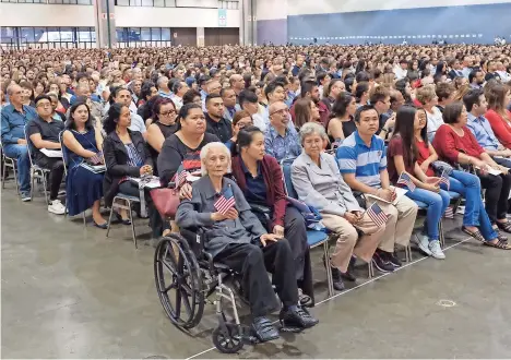  ??  ?? HonG InH juró lealtad a la patria, el martes, junto con más de 10 mil personas