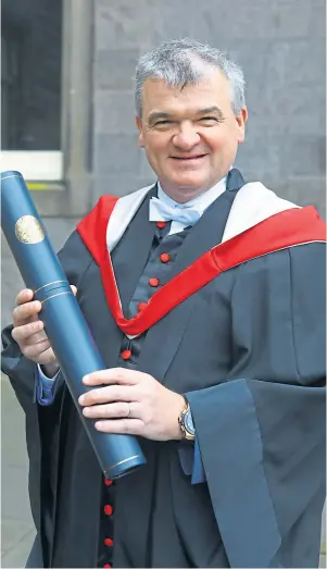  ??  ?? ROLE MODEL: Golfer Paul Lawrie with his honorary degree from St Andrews