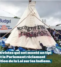  ??  ?? Les activistes qui ont monté un tipi devant le Parlement réclament l’abolition de la Loi sur les Indiens.