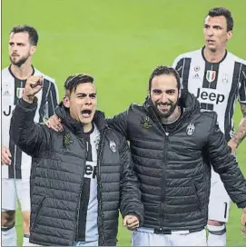  ?? FOTO: PERE PUNTÍ ?? Higuaín, con Dybala El ‘Pipita’ llegó hace un año a la Juventus por 90 ‘kilos’