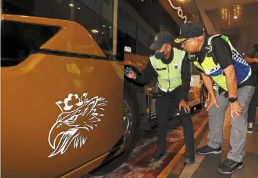  ?? —CHANTAK KONG/THE star ?? Safety first: lokman and a JPJ enforcemen­t officer checking the tyre thread of a bus to ensure it is up to standard.