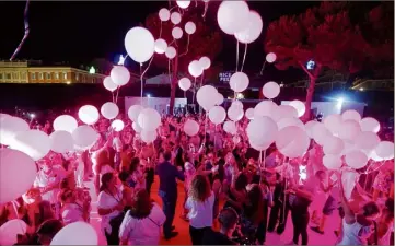  ?? (Photos Franck Fernandes) ?? Le lâcher de ballons dans le ciel niçois, au son des Feux d’artifice de Calogero.