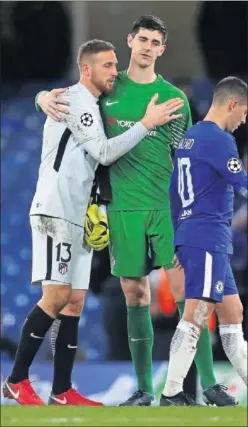  ??  ?? VINCULADOS. Oblak y Courtois se saludan en Stamford Bridge.