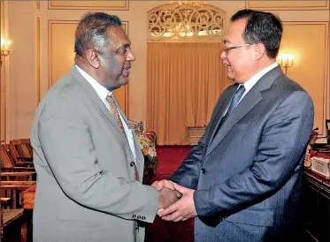  ??  ?? Foreign Minister Mangala Samaraweer­a greets China's special envoy Assistant Foreign Minister Liu Jianchao in Colombo for discussion­s mainly on the controvers­ial Colombo Port City and other Chinese funded projects.