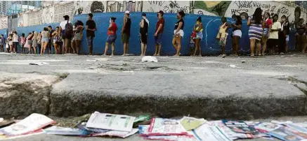  ?? Ricardo Moraes - 15.nov.20/Reuters ?? Eleitores em fila de posto de votação no Complexo do Alemão, no pleito municipal no Rio de Janeiro