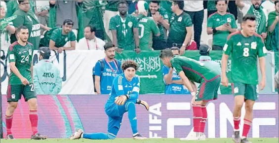  ?? Foto Ap ?? Los mexicanos ganaron 2-1, pero no les alcanzó y terminaron terceros en el sector C. Luis Chávez, quien marcó el segundo tanto con un golazo de tiro libre, Guillermo Ochoa, Héctor Moreno y Carlos Rodríguez se muestran abatidos tras el silbatazo final