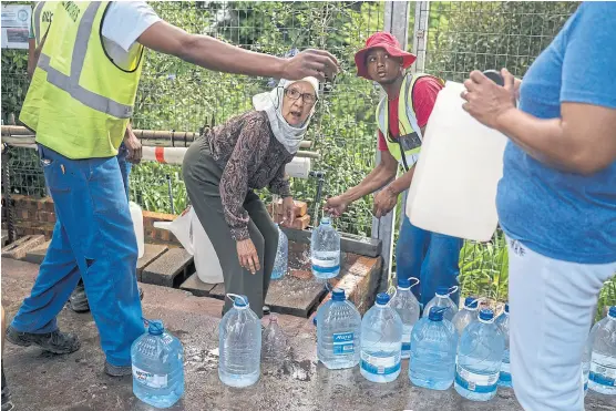  ?? JoÃo Silva/New York TimeS ?? Los residentes de Ciudad del Cabo recolectan agua de una fuente natural en la zona de Newlands