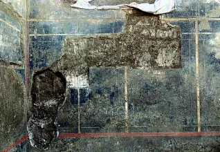  ??  ?? La scritta
A sinistra: l’iscrizione Mummia e alcuni dipinti emersi durante lo scavo recente del sito di Civita Giuliana