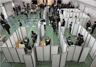  ?? The Yomiuri Shimbun ?? A mass vaccinatio­n drill was held in Kawasaki on Jan. 27 at the Kawasaki City College of Nursing in Saiwai Ward.