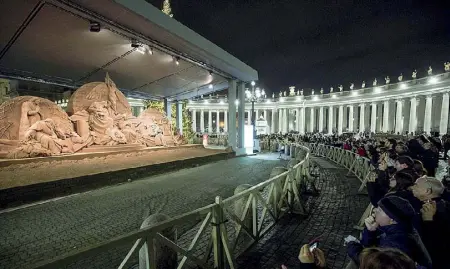  ?? (foto LaPresse/Panegrossi) ?? Folla davanti al presepe di sabbia davanti alla Basilica di San Pietro