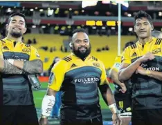  ?? Photos Icon Sport ?? Loni Uhila et ses lunettes « mono-verre » horizontal façon Roswell (en haut à droite), le pilier tonguien de Clermont passé par les Hurricanes notamment avec qui il a gagné le Super Rugby en 2016 (en bas à droite entouré de Vaea Fifita et Sam Lousi), a connu une trajectoir­e bien particuliè­re depuis son enfance.