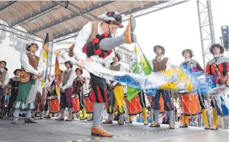  ?? FOTO: FELIX KÄSTLE ?? Trommler und Fahnenschw­inger zeigen ihr Können: Das ist der Auftakt zum Ravensburg­er Rutenfest.