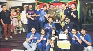  ??  ?? TAHNIAH: Mawan (lima kanan, barisan belakang) menyampaik­an trofi juara kepada pengurus pasukan PEBADAS Simon Aleh Boh. Turut kelihatan Mussen, Salang dan Gira serta pemain Pasukan PEBADAS 2.