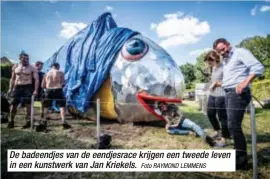  ?? Foto RAYMOND LEMMENS ?? De badeendjes van de eendjesrac­e krijgen een tweede leven in een kunstwerk van Jan Kriekels.