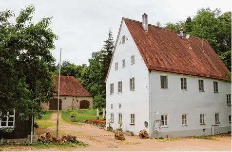  ?? Foto: René Lauer ?? Die Waldgastst­ätte Alte Bürg (rechts) muss vom Eigentümer, den Vereinigte­n Wohltätigk­eitsstiftu­ngen der Stadt Nördlingen, saniert werden. Das Gelände ging 1926 in den Besitz der Stiftung über.