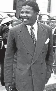  ?? Picture: BAILEYS AFRICAN HISTORY ARCHIVE ?? DIE LIKE A MAN: Nelson Mandela, dapperly dressed as usual, walks out of the Pretoria court during the Treason Trial in October 1958