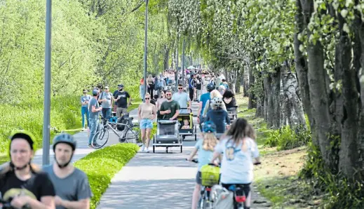  ?? Foto: Ulf Hanke ?? Auf dem Parkplatz vor dem ehemaligen Amanda-Anleger tummelten sich die Bollerwage­n-Ausflügler.