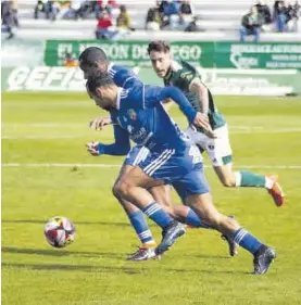  ?? JORGE VALIENTE ?? Jorge Sarmiento corre junto a dos jugadores del San Fernando.