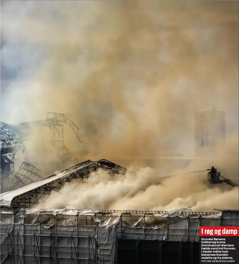  ?? FOTO: EMIL HELMS/ RITZAU SCANPIX ?? I røg og damp
Grundet Børsens kobbertag kunne brandvæsne­t ikke bare hælde vand ind fra oven. I stedet måtte man bekæmpe branden nedefra og fra siderne.