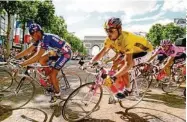  ?? ?? Historisch­er Moment: Jan Ullrich fährt im Gelben Trikot auf die Champs Élysées in Paris.