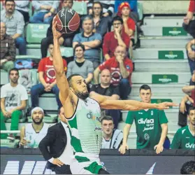  ?? FOTO: EFE ?? El vuelo de Conger en Murcia. El alero americano ha dado nivel físico a la Penya