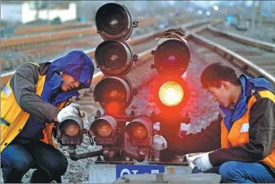  ?? WANG SONG / XINHUA ?? Technician­s test new signal systems at a train station in Xinxiang, Henan province.