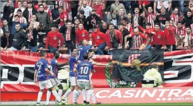  ??  ?? EL EMPATE. Los jugadores del Oviedo celebran con Toché el gol oviedista en El Molinón.