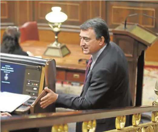  ??  ?? Pactos en el Congreso El presidente del Gobierno, Pedro Sánchez, conversa con el portavoz del PNV en el Congreso de los Diputados, Aitor Esteban