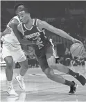  ?? KIRBY LEE/USA TODAY SPORTS ?? Suns forward TJ Warren (12) drives to the basket as Clippers forward Jamil Wilson defends on Wednesday in Los Angeles.