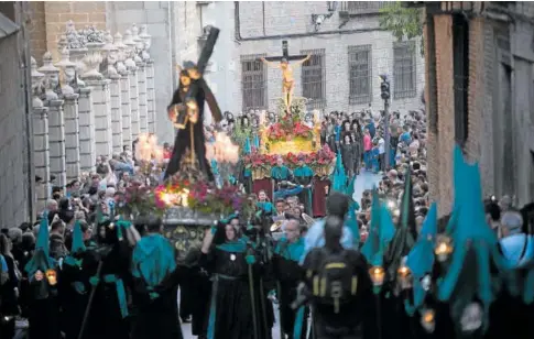  ?? // ABC ?? Paso de la procesión por el pórtico de la catedral hacia Arco de Palacio