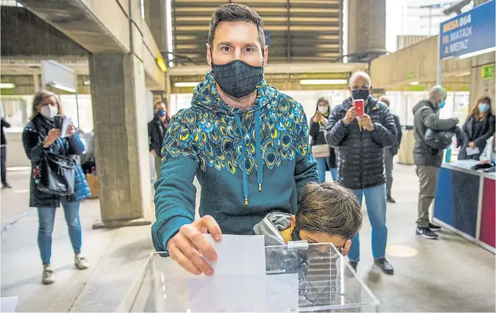 ?? FC BARCELONA ?? Mucho más que un voto. Lionel Messi se hizo presente con su hijo mayor Thiago. Una actitud que entusiasmó a los hinchas y que Joan Laporta elogió.