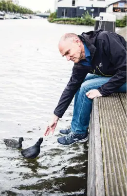  ??  ?? Stadsecolo­og Remco Daalder : „Ik ben zelf gaan denken als een meerkoet.”