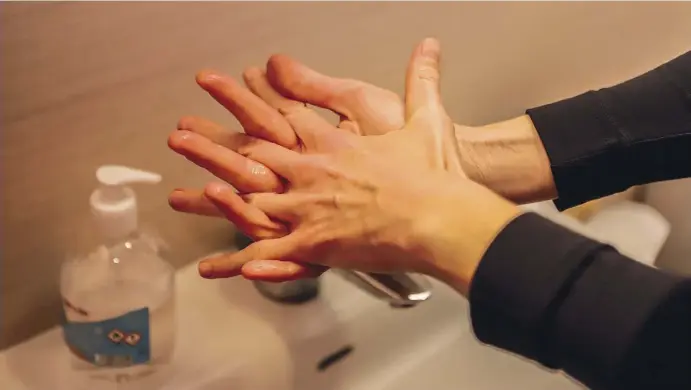  ?? Fotos: Ángel García ?? Regelmäßig­es, gründliche­s Händewasch­en ist laut WHO der beste Schutz gegen das Coronaviru­s.
