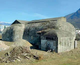  ??  ?? Sentinella­Il bunker «Opera 14» di Bolzano Sud, poco distante da via Einstein: sullo sfondo le aziende della zona produttiva