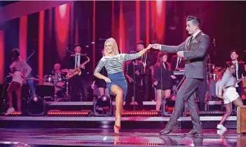  ?? FOTO: SANDRA LUDEWIG ?? Die Schlagersä­ngerin Helene Fischer stand schon mit vielen erfolgreic­hen Kollegen auf der Bühne. Der smarte Österreich­er Andreas Gabalier gehörte auch schon dazu.