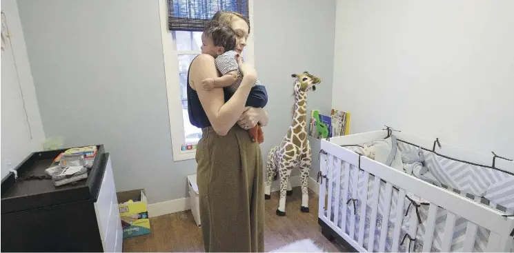  ?? DAVID BLOOM ?? Julia Lipscombe, shown with her son Indiana, found that a mom group is “a great way to use our brains for something other than baby talk and diaper-changing.”