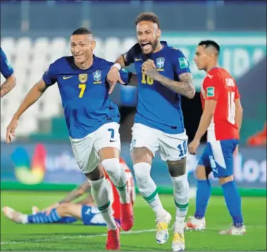  ??  ?? Neymar y Richarliso­n celebran uno de los goles de la victoria de Brasil en Paraguay.