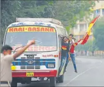 ?? AIFF & HT ?? ■ Buses and trucks crammed with slogan chanting fans, the derby day commute to Salt Lake stadium is an experience by itself. For Jamuna Das (R), maidan football’s ‘Lozenges Didi’, being an East Bengal supporter was never a matter of choice.