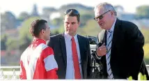  ?? PHOTO: TRISH DUNELL ?? Top training duo Andrew Forsman (centre) and Murray Baker talk to Opie Bosson.