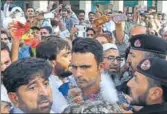  ??  ?? Fakhar Zaman (centre) surrounded by fans in Peshawar.