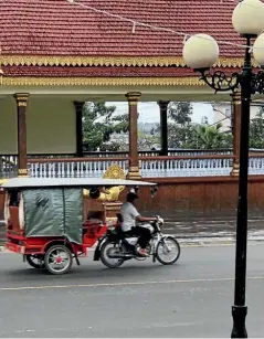  ??  ?? The typical tuk tuk in Sihanoukvi­lle involves a carriage drawn by a motorcycle.